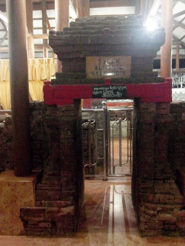 Masuk ke makam Syekh Wasil Setono Gedong
