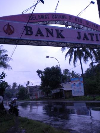 hujan di gerbang masuk Blitar (udanawu)
